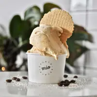 Kubeczek z gałką lodów i waflem